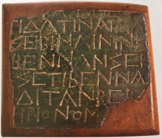 Tablette en bronze provenant de Ceglie, Monte Vicoli, découverte en 1887 et conservée actuellement au Museo Archeologico Provinciale F. Ribezzo de Brindisi. Inv. 674. IIIe siècle av. J.-C. (MLM 19 Cae). 